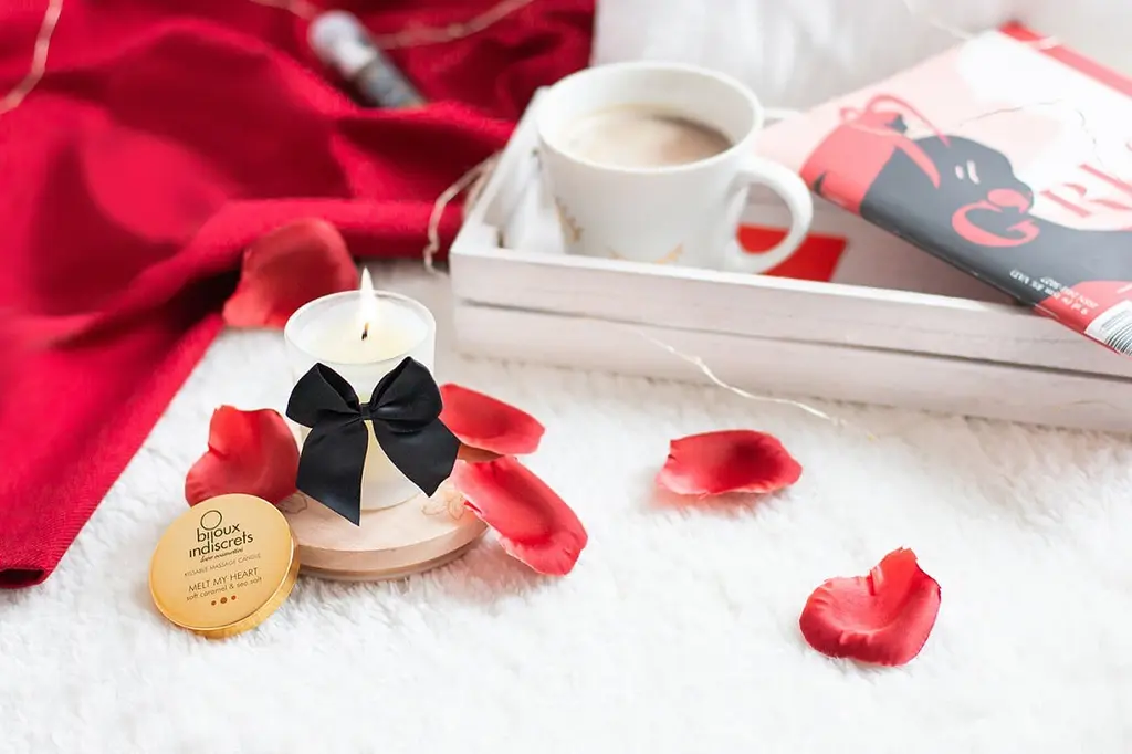 Масажна свічка Bijoux Melt My Heart з ароматом солоної карамелі, 70 мл - фото 5