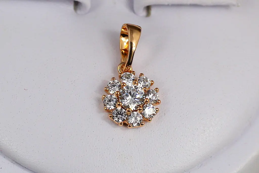 Кулон Xuping Jewelry незабудка з білих фіанітів 9 мм золотистий
