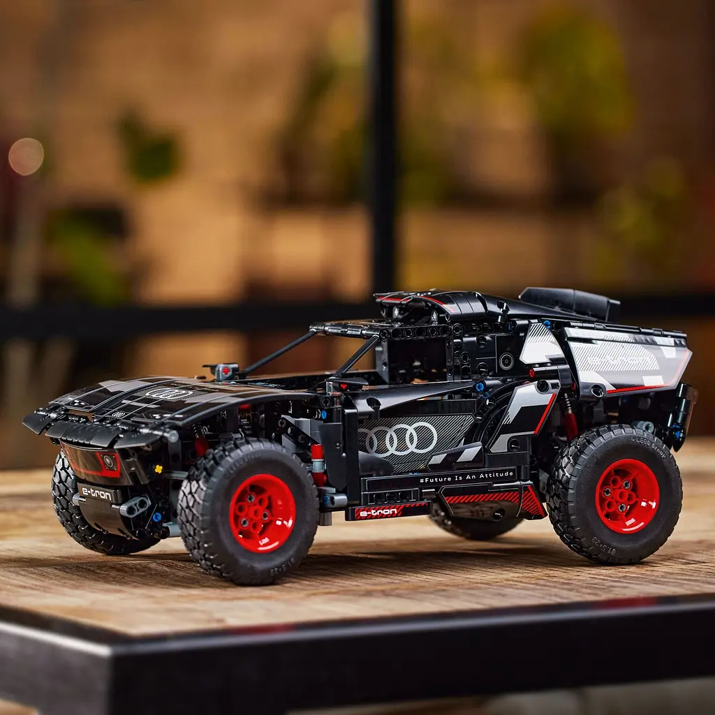 Конструктор LEGO Technic Audi RS Q e-tron 914 деталей (42160) - фото 6