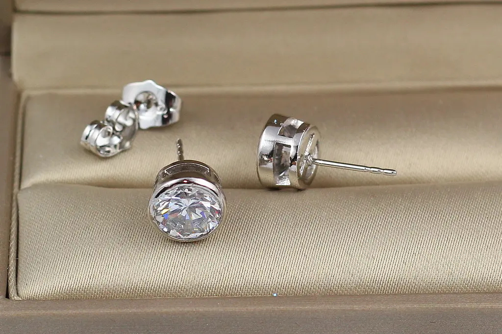 Серьги гвоздики Xuping Jewelry камень в ободке 8 мм серебристые - фото 2