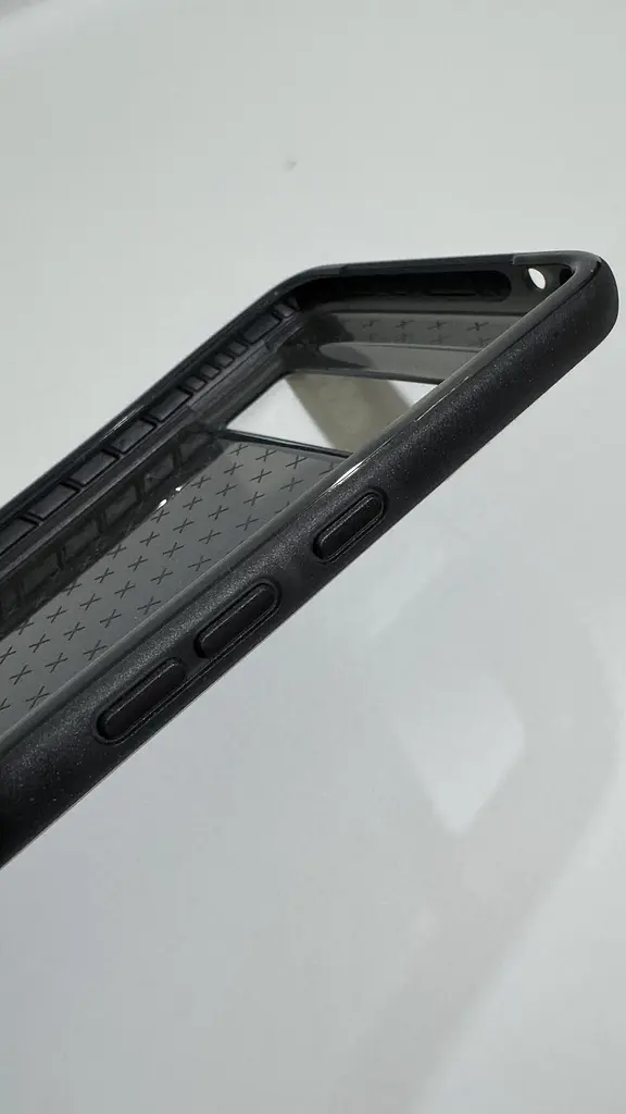 Оригінальний протиударний силіконовий чохол Tech21 Evo Check для Google Pixel 8 Pro Smokey Black - фото 2