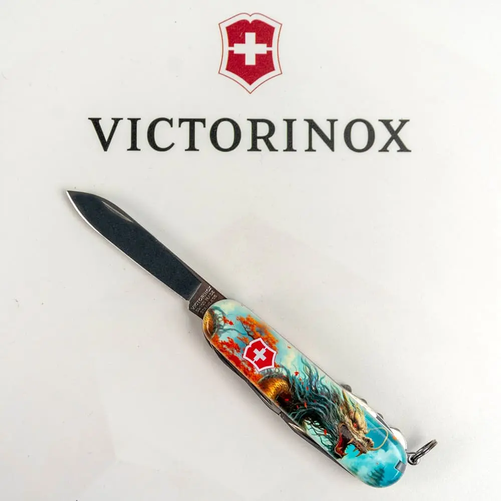 Ніж Victorinox Huntsman Zodiac 91мм 15функ Бойовий дракон - фото 5