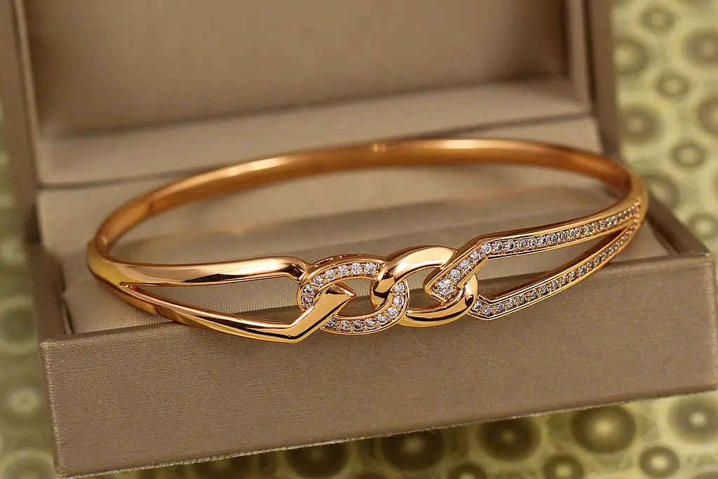 Браслет бэнгл Xuping Jewelry Связь судьбы 60 мм на руку от 17 до 19 см золотистый