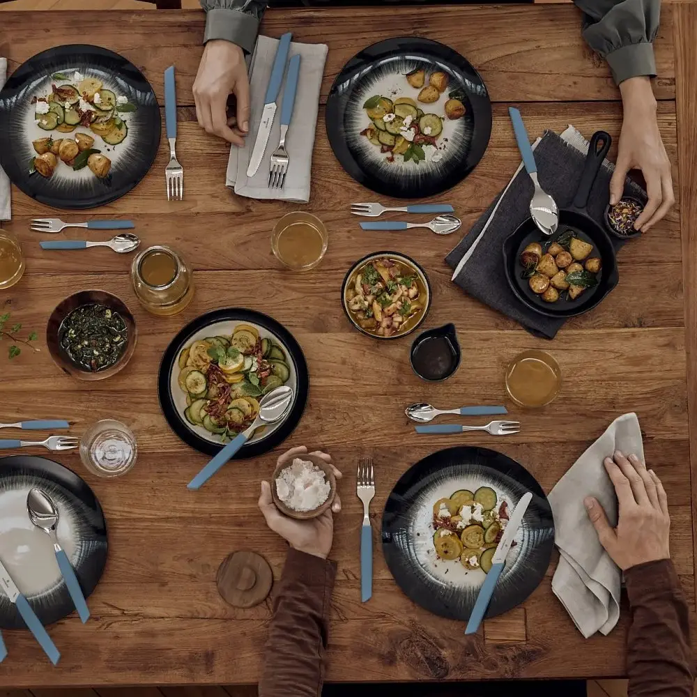 Кухонна виделка Victorinox Swiss Modern Table 20см з син. ручкою - фото 3