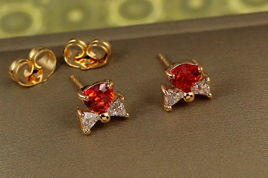Сережки гвоздики Xuping Jewelry серце з бантиком із червоним каменем 7 мм золотисті - фото 2