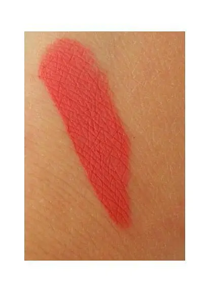 Зволожуюча матова губна помада Avon "Ультра", Персиковий/Peach Flatters, 0,6 г - фото 4