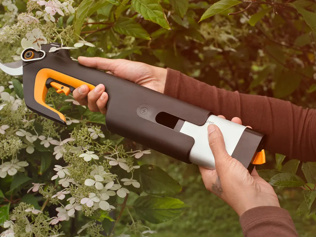 Акумуляторний секатор Fiskars ePruner L (1082298) без акумулятора - фото 4