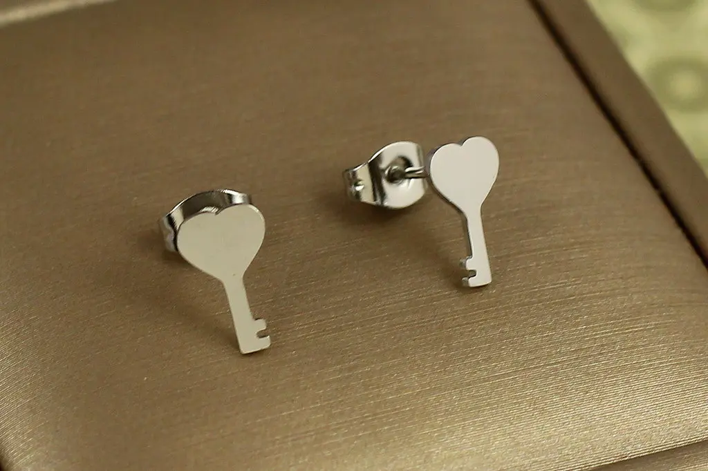 Сережки Stainless steel гвоздики ключ з сердечком 1 см сріблястий - фото 2