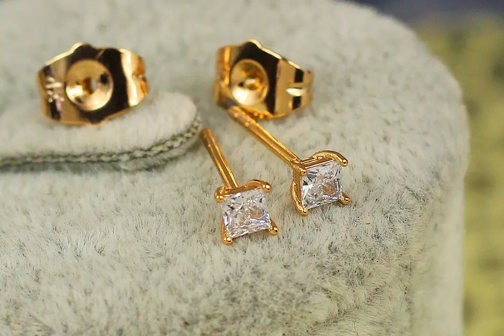 Сережки гвоздики Xuping Jewelry квадратні камінці 4 мм золотисті - фото 2