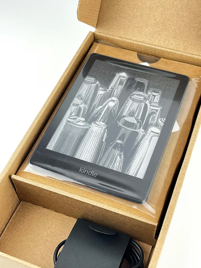 Електронна книга Amazon Kindle Paperwhite 11th Gen Black Refurbished, 8GB, дисплей 6.8 HD E Ink Carta, покриття антивідблиску, підсвічування, сенсорний екран, захист від вологи, Bluetooth/Wi-Fi, USB-C, 300 dpi, чорна - фото 4