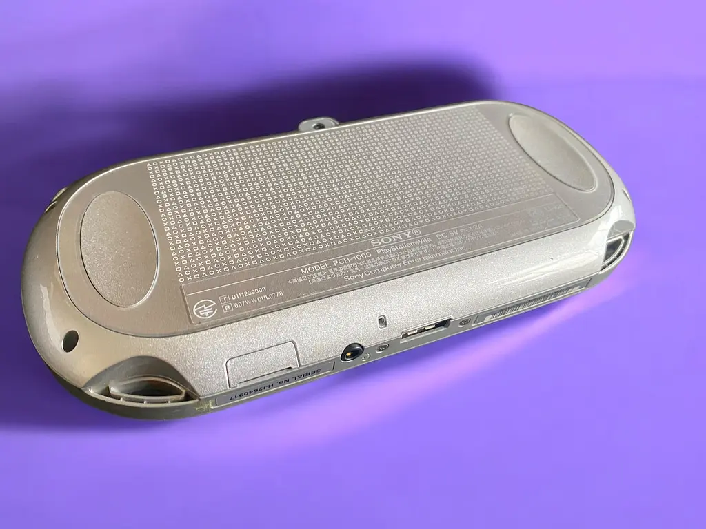 Портативная игровая приставка карманная беспроводная Playstation Vita Fat (Серебристая) 64 GB + 25 игр - фото 4