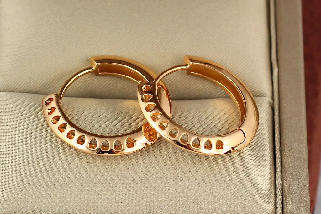 Сережки Xuping Jewelry дві половинки одна гладка друга з різьбленими сердечками 2.2 см золотисті - фото 2