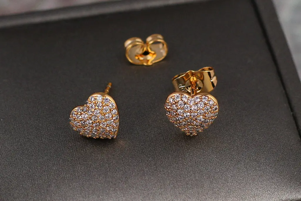 Сережки гвоздики Xuping Jewelry сердечка з дрібних фіанітів 9 мм золотисті - фото 2