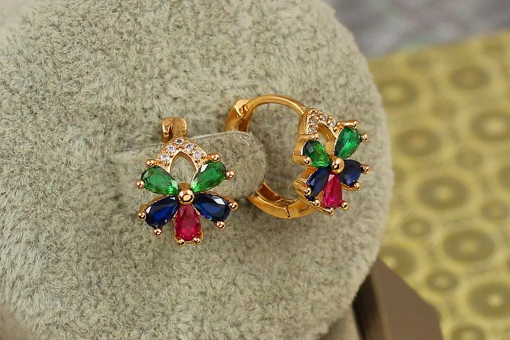 Сережки Xuping Jewelry цвітик семицвітик з темними різнокольоровими каменями 1,5 см золотисті - фото 2