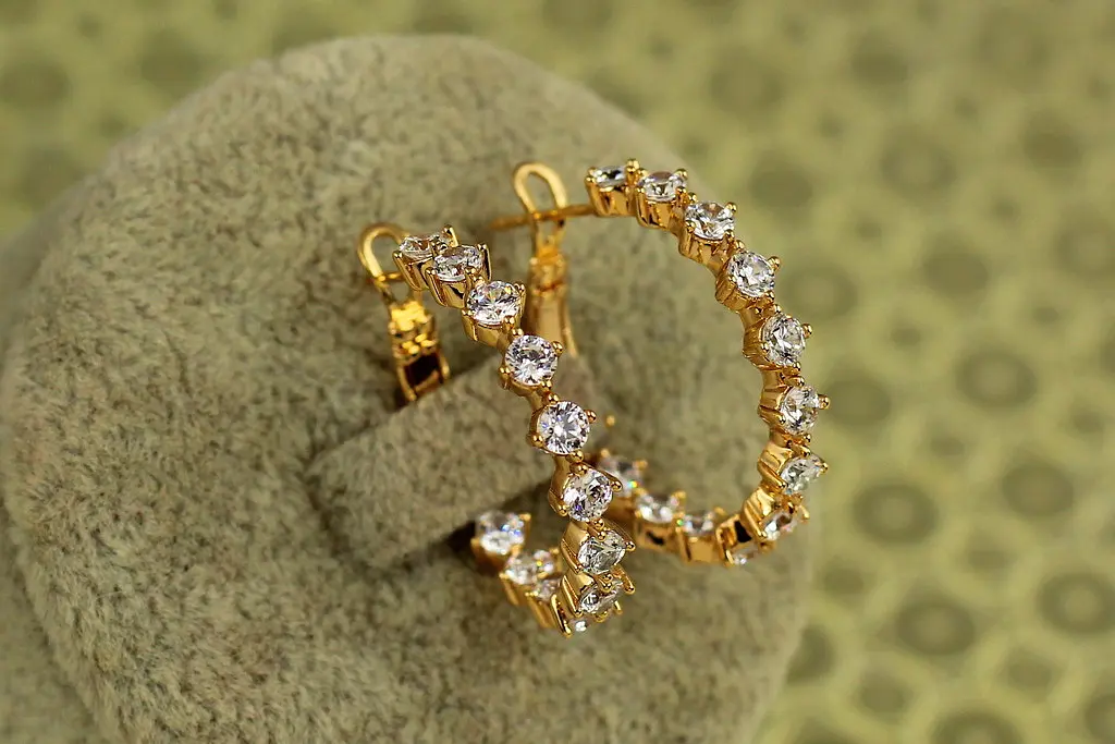 Серьги кольца Хuping Jewelry с крупными камнями 2,4 см золотистые - фото 2