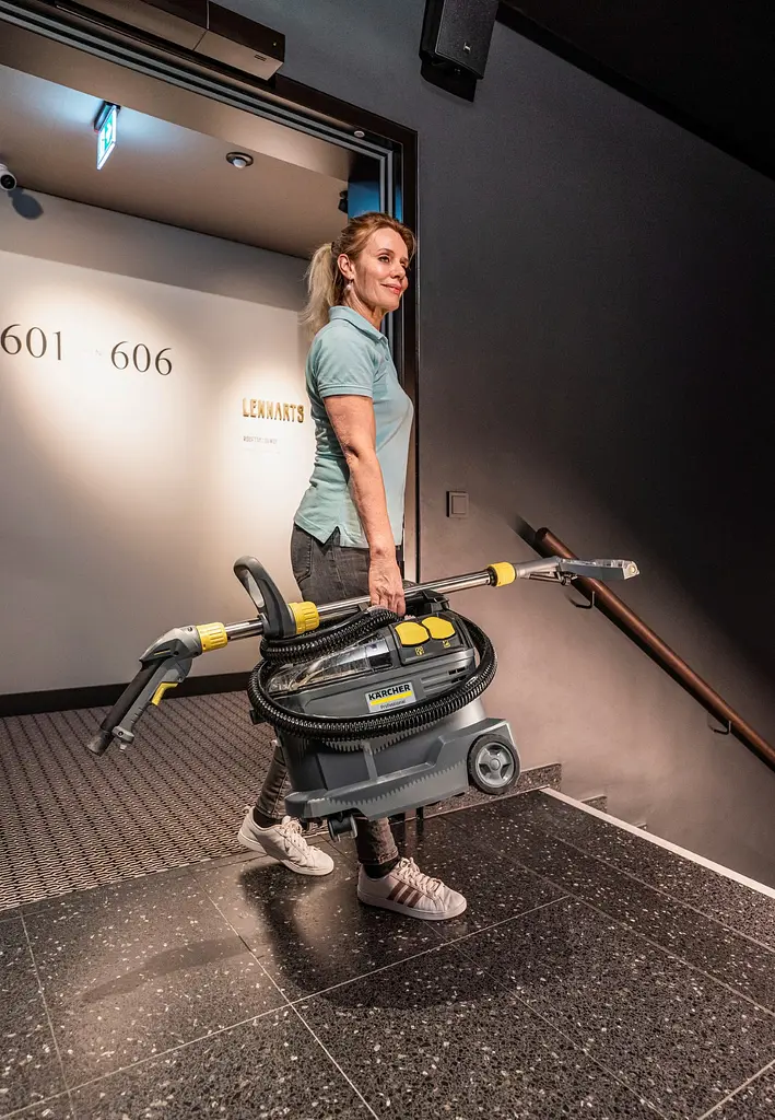 Пилосос професійний миючий Karcher Puzzi 8/1 Adv 1200 Вт 270 мБар контейнер 8/7 л - фото 7
