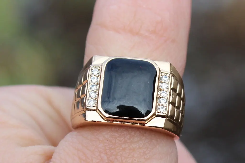 Печатка Xuping Jewelry квадратна чорна з двох сторін білі фіаніти р 19 золотиста - фото 2