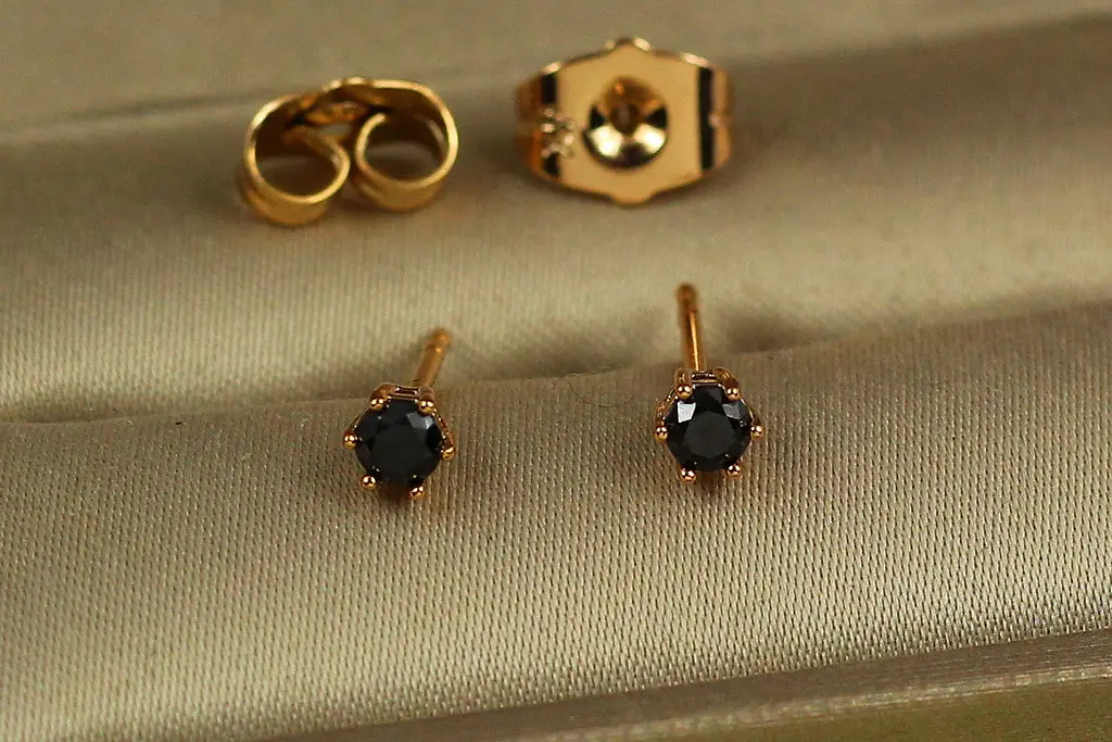 Сережки гвоздики Xuping Jewelry чорні камінчики на шість кріплень 3 мм золотисті