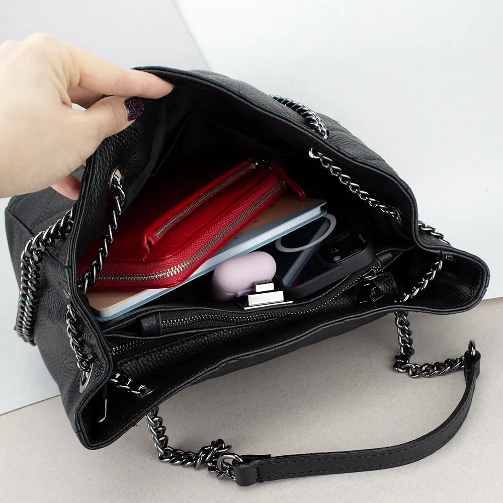 Сумка жіноча шкіряна ділова Virginia Conti 03382 на ланцюжку чорна - фото 4