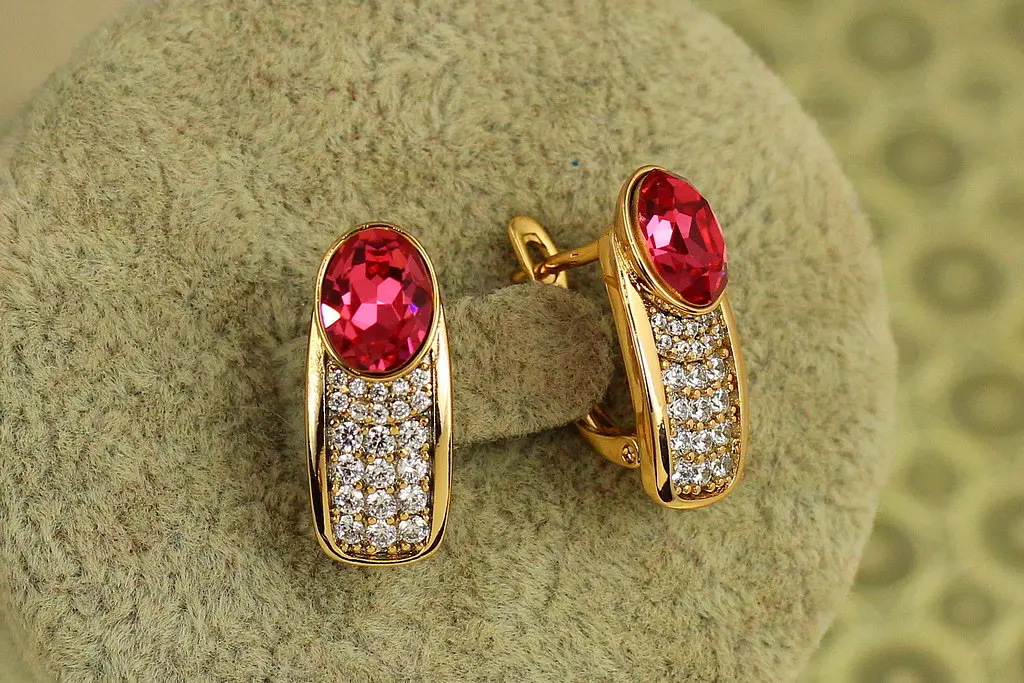 Сережки Xuping Jewelry Дипломатія з рожевим каменем Сваровські 1,9 см золотисті - фото 2