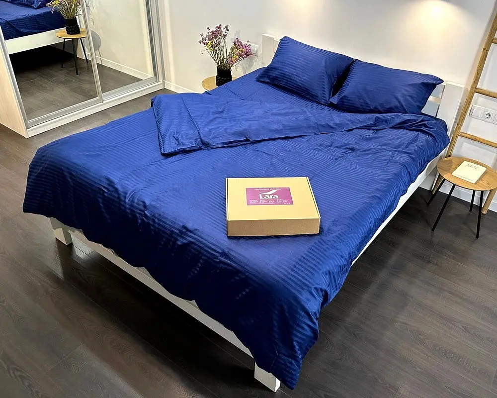 Постільна білизна LARA сатин-страйп LUX dark blue d13211е180 з простирадлом на резинці 180х200х25 євро - фото 2