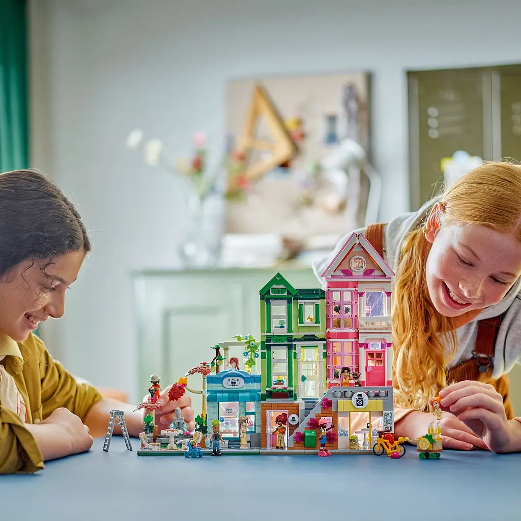 Конструктор LEGO Friends Хартлейк-Сіті. Квартири та крамниці 2040 деталей (42670) - фото 13