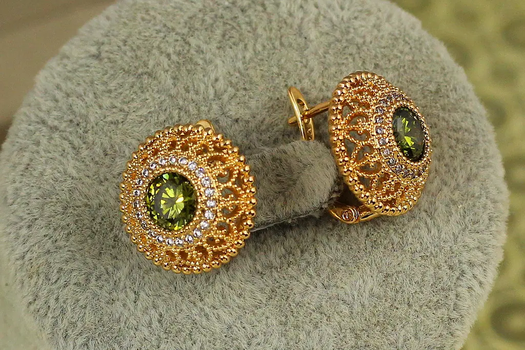 Сережки Xuping Jewelry Бароко з каменем смарагд 1,6 см золотисті - фото 2