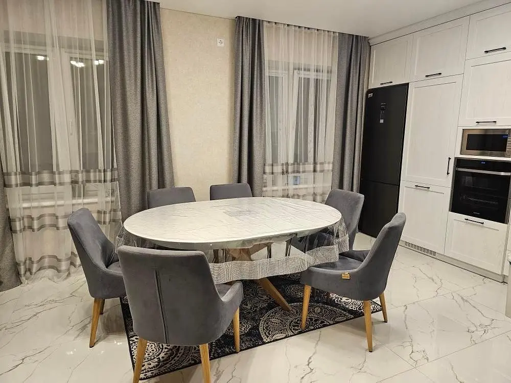 Скатертина силіконова овальна зі стразовою стрічкою 165х110 см срібний - фото 9