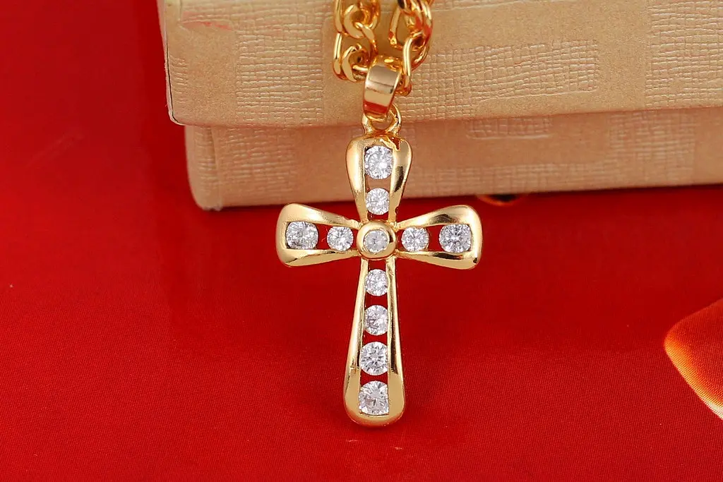 Хрестик Xuping Jewelry з вставленими окремо каменями 2.5 см золотистий