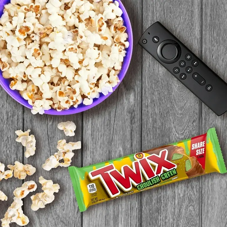 Шоколадний батончик Twix Caramel Ghoulish Green Halloween з карамеллю 85.6 г - фото 4