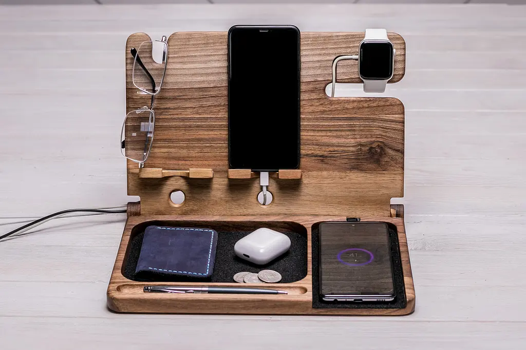 Дерев'яний органайзер з бездротовою зарядкою Apple ecoWalnut 300x231x210 мм - фото 5