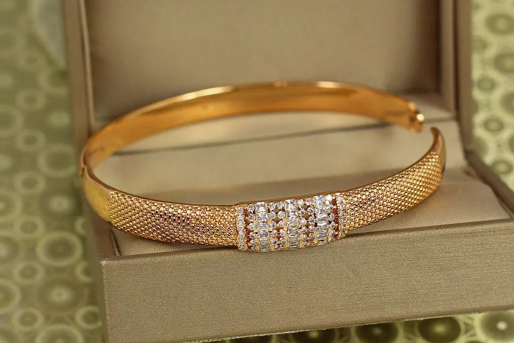 Браслет бенгл Xuping Jewelry Аріадна 60 мм на руку від 17 до 19 см золотистий - фото 2