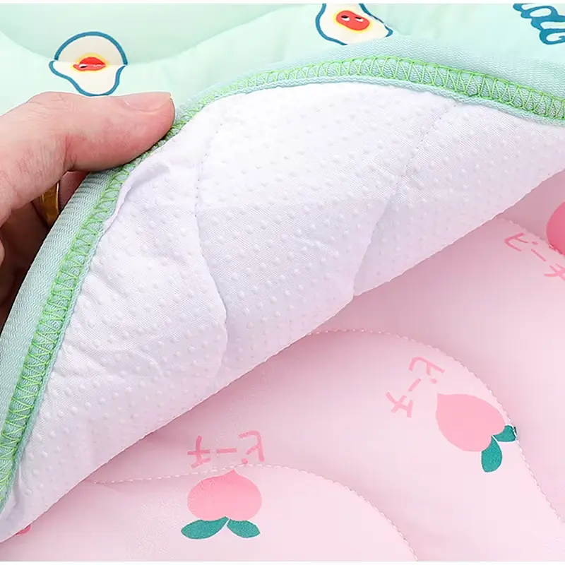 Літня підстилка, що охолоджує Derby Ice Silk Summer Pet Cooling Mat Strawberry 70х100 см - фото 7