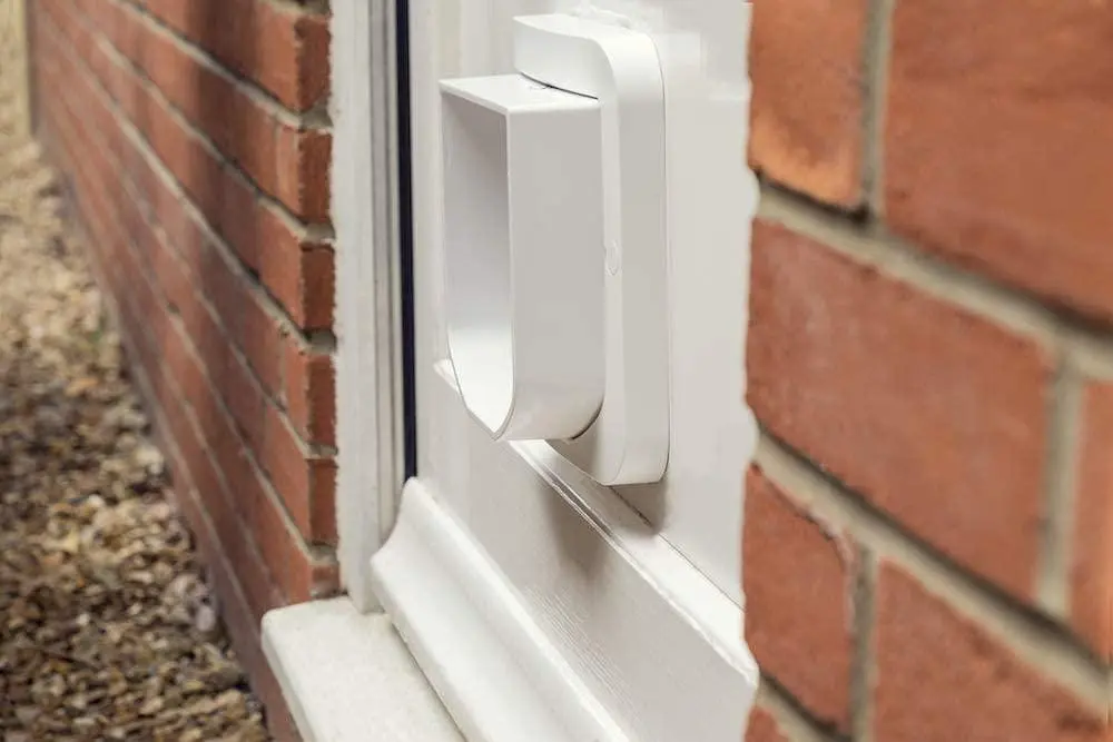 Заслінка для кішок SureFlap з ідентифікацією мікрочіпа, біла (потрібні 4 батареї AA) - фото 7