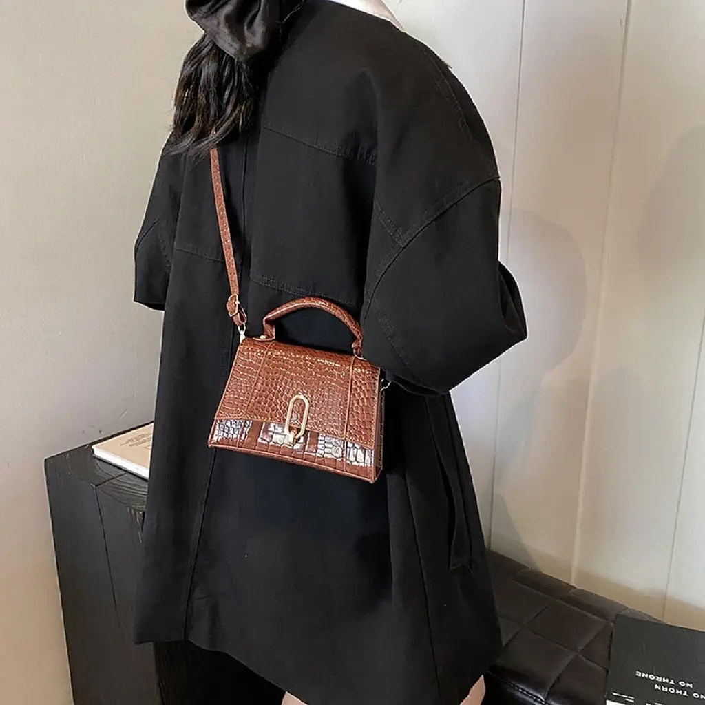 Каркасне невелике кросбоді з еко-шкіри Lilly P2-17068985C коричневе - фото 3