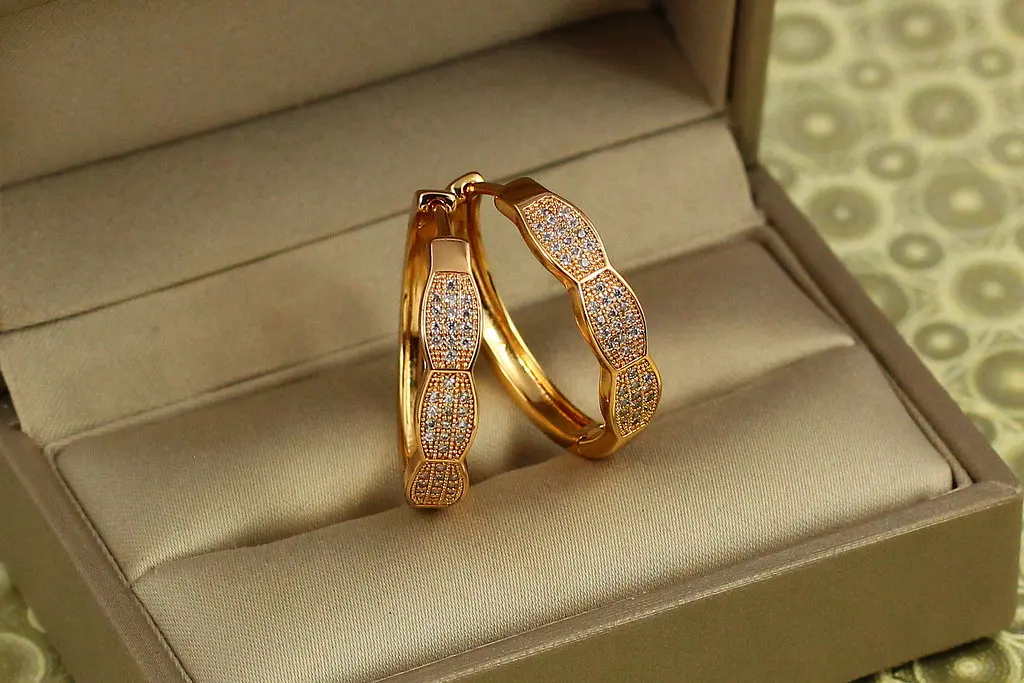 Сережки кільця Хuping Jewelry фігурні колечки з каменями 2,5 см золотисті
