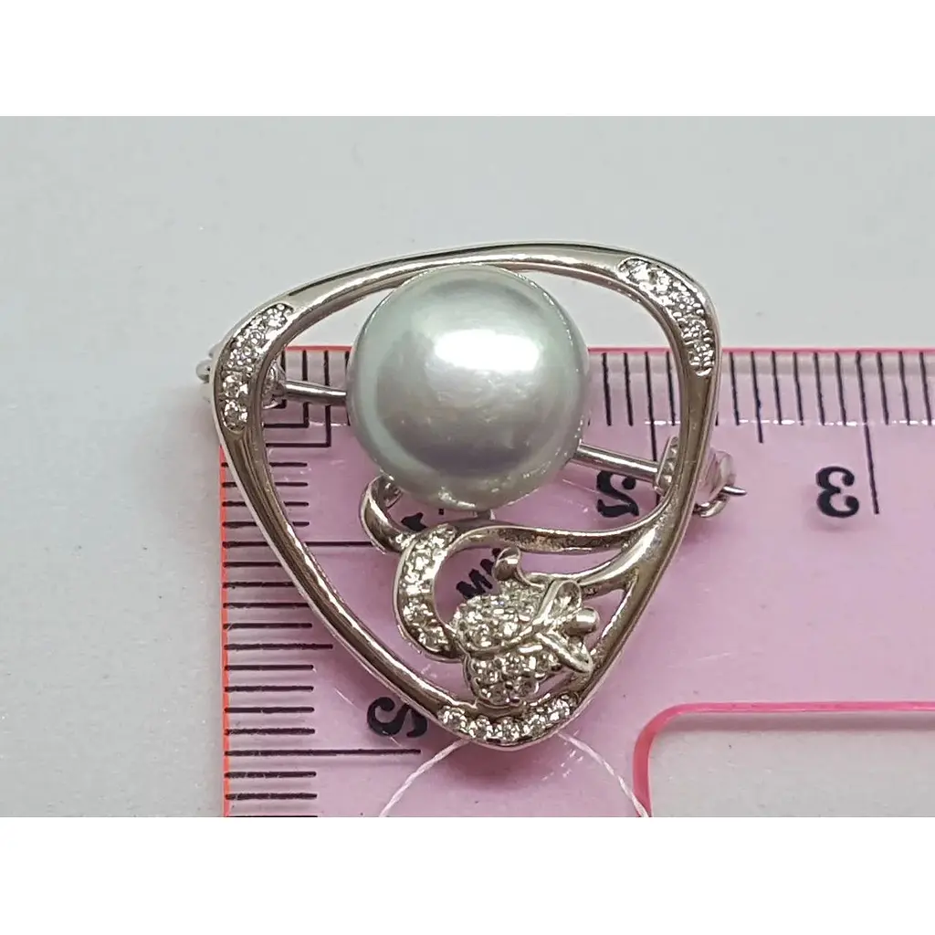 Срібна брошка Подіум з перлами і фіанітами. Артикул SB853 - фото 2