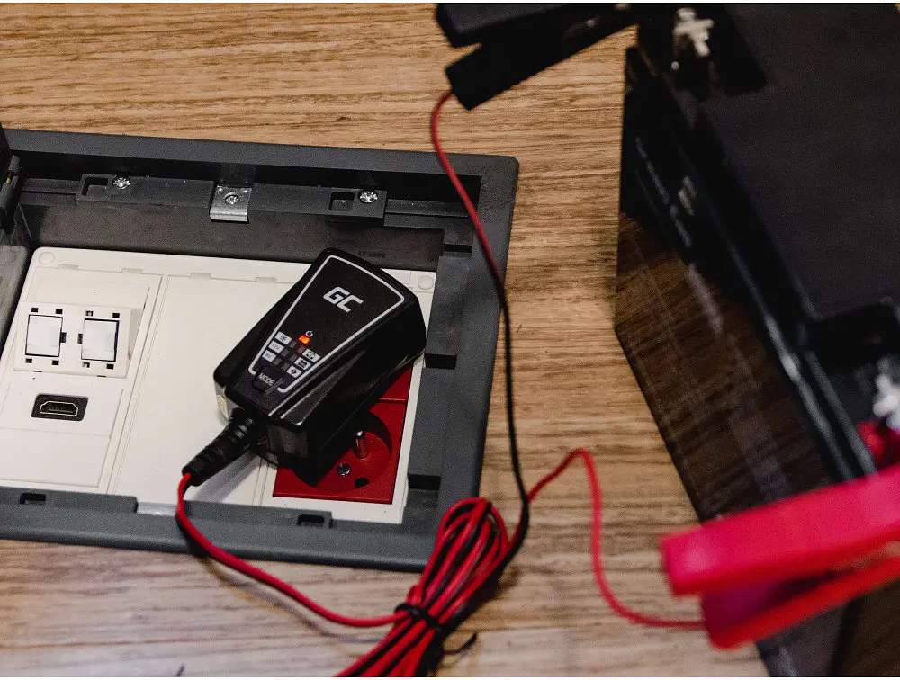 Зарядное устройство AGM Green Cell 6В/12В (1А) - фото 2