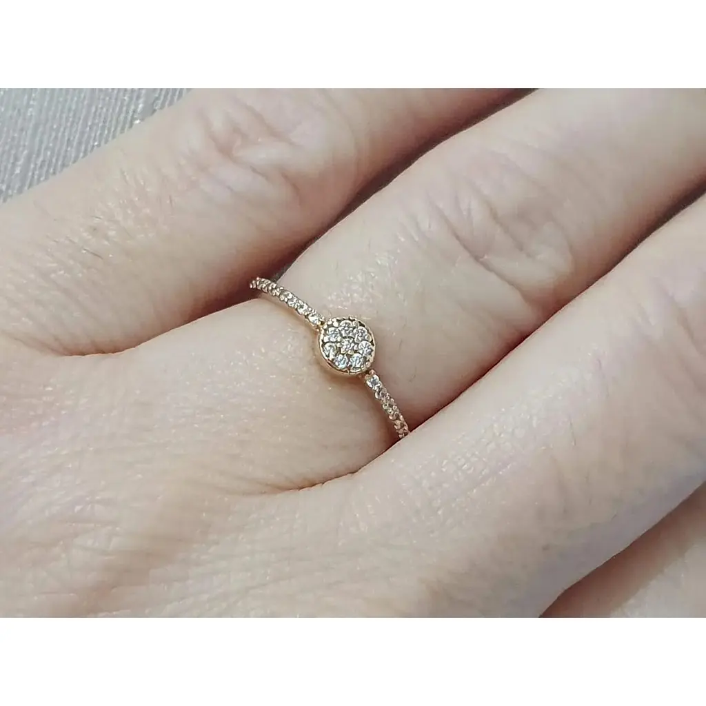 Золоте кільце Родинні коштовності з фіанітами. 11110467 16,5 - фото 2