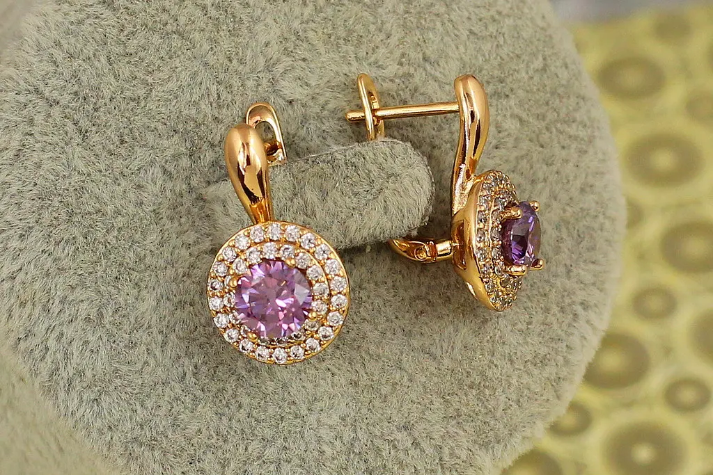 Серьги Xuping Jewelry Мечта с фиолетовым камнем 1,9 см золотистые - фото 2