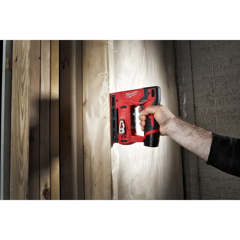 Степлер акумуляторний MILWAUKEE, M12 BST-202X (зарядний пристрій С12 С, 2 акумулятори М12 В2 2Аг, кліпса для ременя, HDкейс) - фото 6