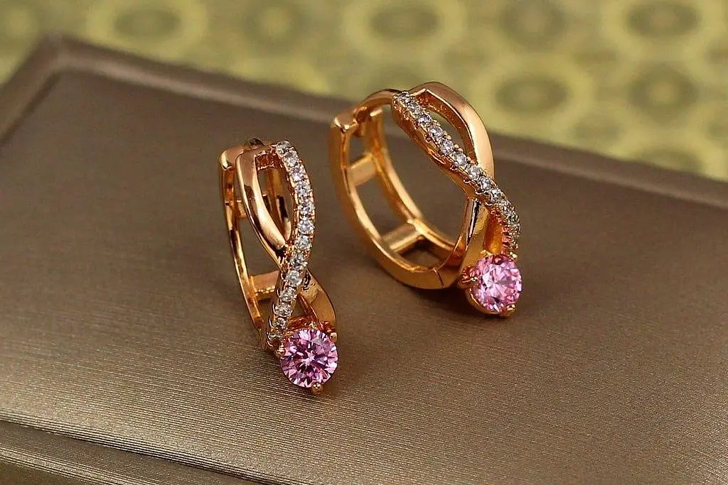 Серьги Xuping Jewelry бесконечность с розовым камнем 1,6 см золотистые - фото 2