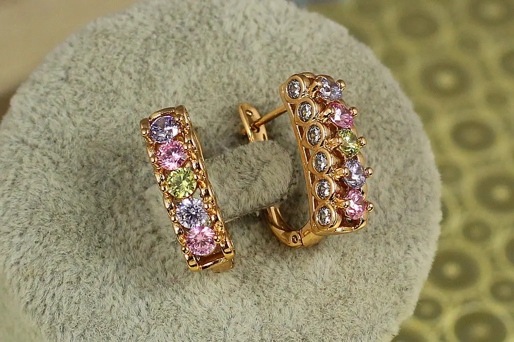 Сережки Xuping Jewelry Трап із різнокольоровими каменями 2 см золотисті - фото 2