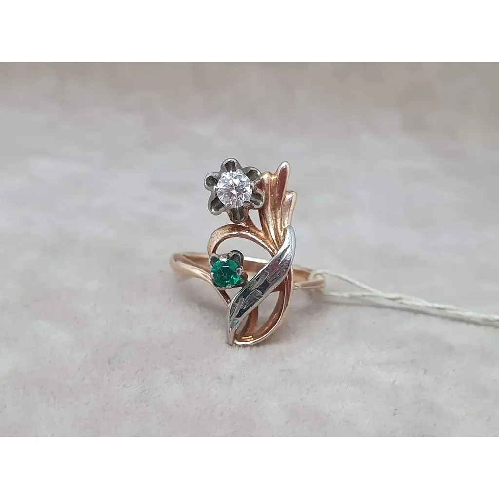 Золотое кольцо ЮЗ "Багет" с бриллиантами и изумрудом. 61976 16 - фото 3