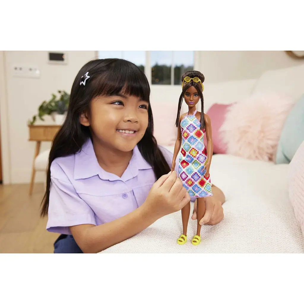Лялька Barbie Модниця в сукні з візерунком у ромб, 30 см (HJT06) - фото 7