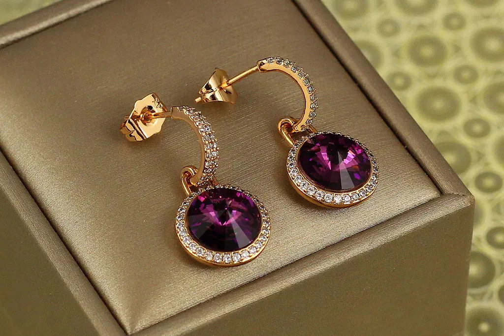 Сережки підвіски Xuping Jewelry Сваровськи Романс із бордовими каменями 2,8 см золотисті - фото 2