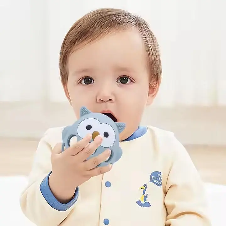 Силиконовый грызунок Cheeks Сова прорезыватель-погремушка бежевый 2 в 1 - фото 4