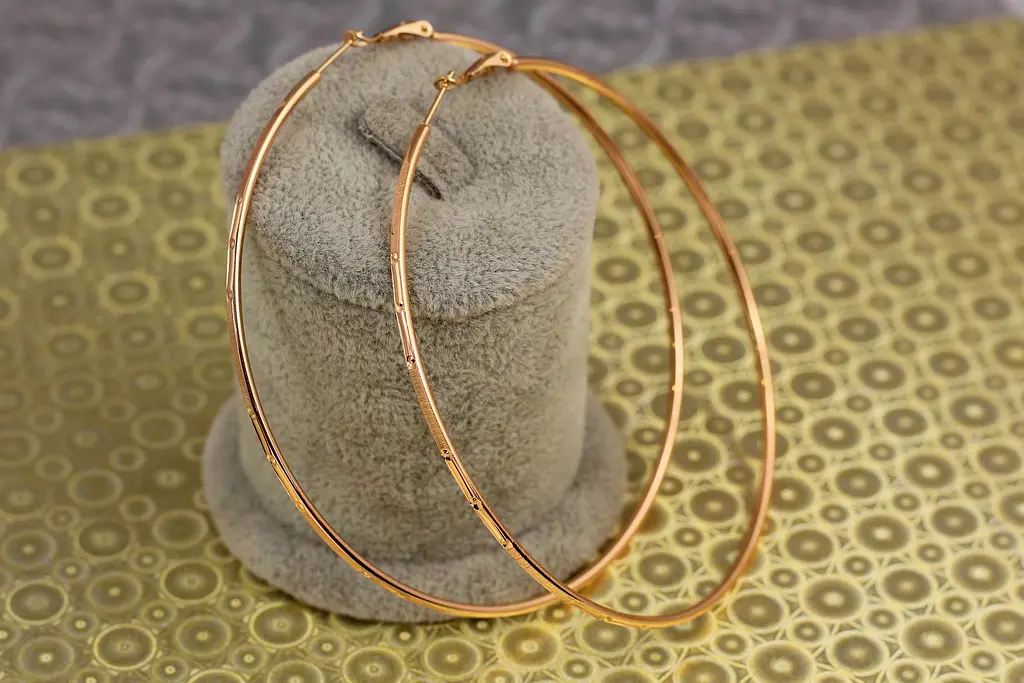 Сережки кільця Хuping Jewelry плоскі з малюнком 8,5 см золотисті - фото 4