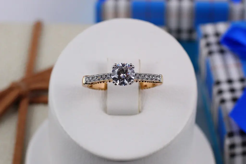 Кільце Xuping Jewelry з родієм камінь 6 мм з боків дрібні камені р 18 золотисте - фото 2