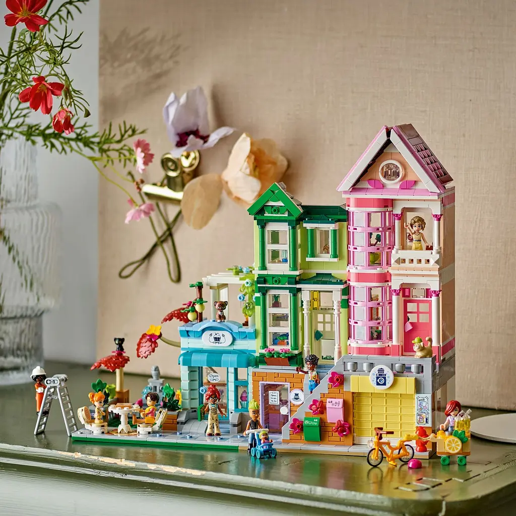 Конструктор LEGO Friends Хартлейк-Сіті. Квартири та крамниці 2040 деталей (42670) - фото 5